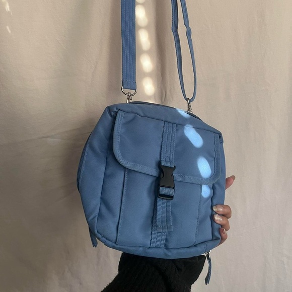 Uniqlo adjustable strap purse in blue - Picture 6 of 7